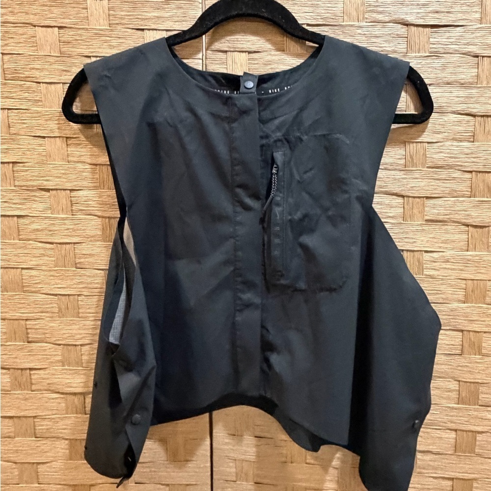 Nike Run Division Black Storm Fit Snap Button Lightweight Removeable Vest Size